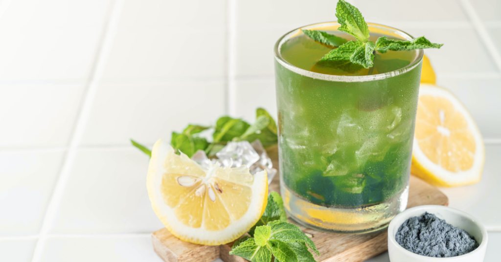 Zesty matcha and lemon juice blend—an invigorating matcha recipe perfect for creative brainstorming.