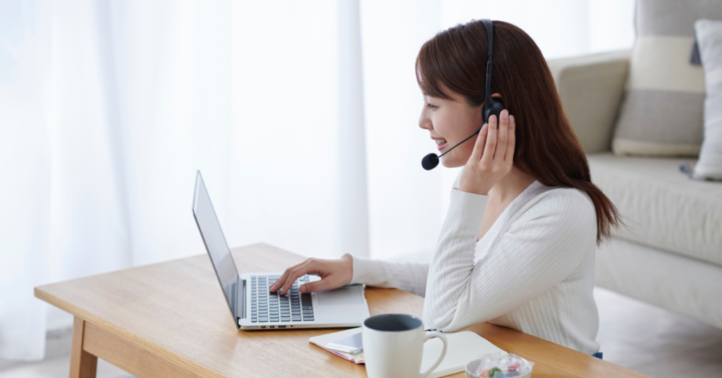 Demonstrates how virtual professionals can show initiative by keeping teams informed and preventing misunderstandings through proactive communication